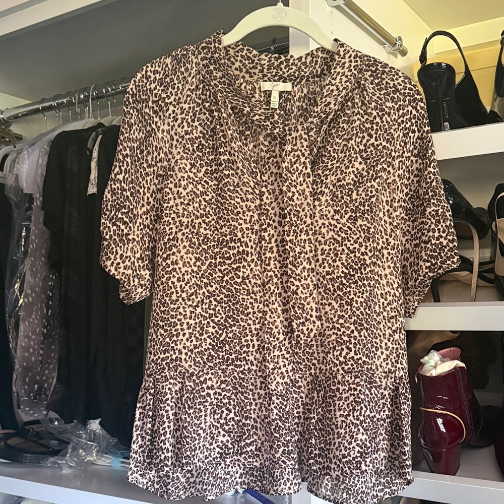 Joie Leopard Print V-Neck Short Sleeve Blouse in Brown and Cream